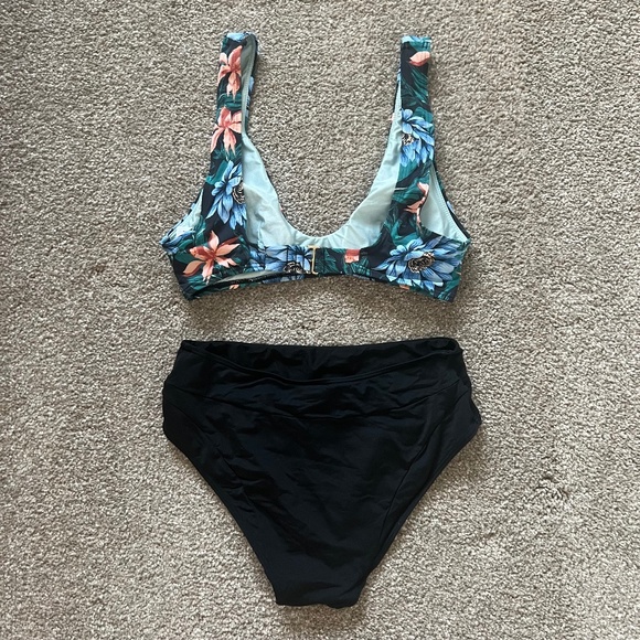 SunnLab Swimsuit - Picture 2 of 4